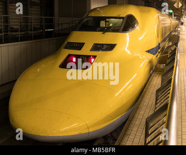 Le Japon Rail jaune, un médecin de diagnostic spécial train Shinkansen, à la gare de Tokyo. Banque D'Images