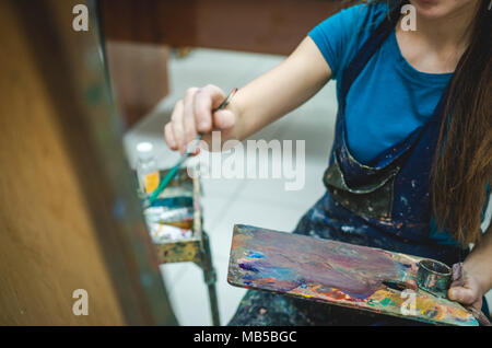 Libre de l'artiste féminine part peindre une image dans l'art studio, selective focus Banque D'Images