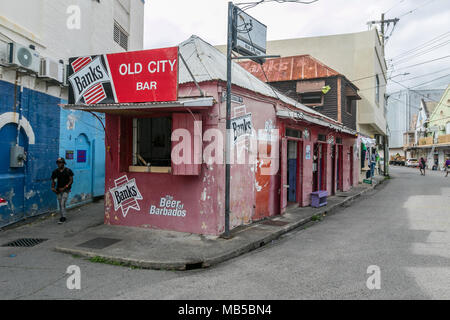 Petit bar dans le centre-ville de Bridgetown, Barbade. Banque D'Images