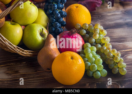 La composition avec fruits assortis dans panier en osier, vie saine. Banque D'Images