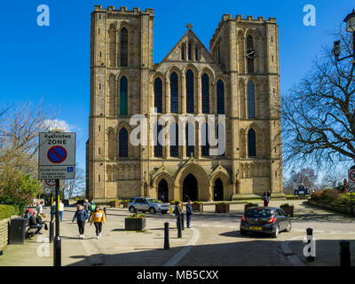 La face ouest de la cathédrale de Ripon, North Yorkshire, UK, sur une journée de printemps ensoleillée Banque D'Images