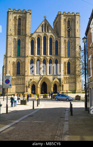 La face ouest de la cathédrale de Ripon, North Yorkshire, UK, sur une journée de printemps ensoleillée Banque D'Images