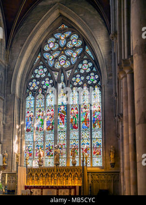 Vue de l'intérieur de la fenêtre dans la face est de la cathédrale de Ripon, North Yorkshire, UK, sur une journée de printemps ensoleillée Banque D'Images