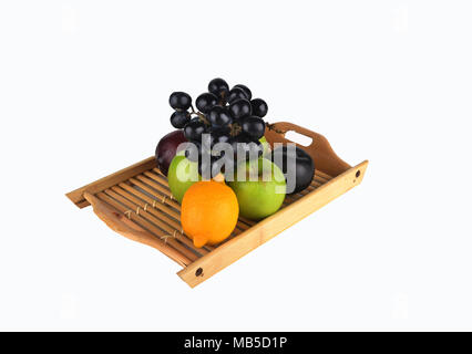 Différents fruits dans un panier marron isolé sur fond blanc Banque D'Images