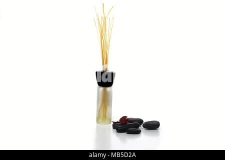 Pétale rouge élégant et l'arôme de l'huile pour l'aromathérapie Banque D'Images