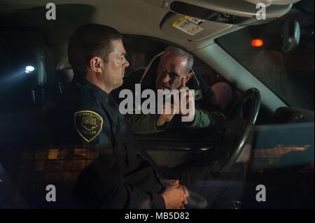 DATE DE SORTIE : Octobre 17, 2017 TITRE : actes de vengeance STUDIO : Saban Films Réalisateur : Isaac Florentine PLOT : un avocat transforme son corps et prend un voeu de silence, de ne pas être rompu jusqu'à ce qu'il découvre qui a tué sa femme et sa fille et a sa vengeance. Avec : KARL URBAN comme Strode. (Crédit Image : © Saban Entertainment Films/Photos) Banque D'Images