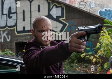 DATE DE SORTIE : Octobre 17, 2017 TITRE : actes de vengeance STUDIO : Saban Films Réalisateur : Isaac Florentine PLOT : un avocat transforme son corps et prend un voeu de silence, de ne pas être rompu jusqu'à ce qu'il découvre qui a tué sa femme et sa fille et a sa vengeance. Avec : scène de combat. (Crédit Image : © Saban Entertainment Films/Photos) Banque D'Images