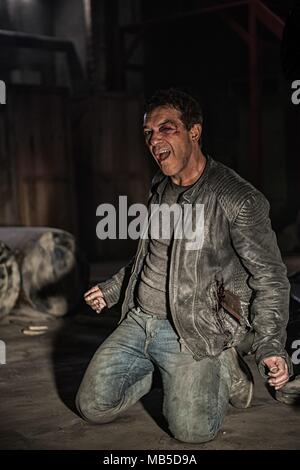 DATE DE SORTIE : Octobre 17, 2017 TITRE : actes de vengeance STUDIO : Saban Films Réalisateur : Isaac Florentine PLOT : un avocat transforme son corps et prend un voeu de silence, de ne pas être rompu jusqu'à ce qu'il découvre qui a tué sa femme et sa fille et a sa vengeance. Avec : Antonio Banderas comme Frank Valera. (Crédit Image : © Saban Entertainment Films/Photos) Banque D'Images