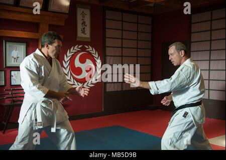 DATE DE SORTIE : Octobre 17, 2017 TITRE : actes de vengeance STUDIO : Saban Films Réalisateur : Isaac Florentine PLOT : un avocat transforme son corps et prend un voeu de silence, de ne pas être rompu jusqu'à ce qu'il découvre qui a tué sa femme et sa fille et a sa vengeance. Avec : Antonio Banderas comme Frank Valera. (Crédit Image : © Saban Entertainment Films/Photos) Banque D'Images