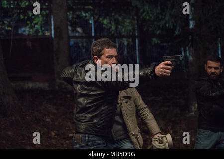 DATE DE SORTIE : Octobre 17, 2017 TITRE : actes de vengeance STUDIO : Saban Films Réalisateur : Isaac Florentine PLOT : un avocat transforme son corps et prend un voeu de silence, de ne pas être rompu jusqu'à ce qu'il découvre qui a tué sa femme et sa fille et a sa vengeance. Avec : Antonio Banderas comme Frank Valera. (Crédit Image : © Saban Entertainment Films/Photos) Banque D'Images