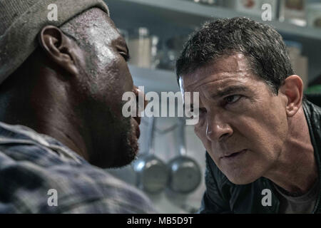 DATE DE SORTIE : Octobre 17, 2017 TITRE : actes de vengeance STUDIO : Saban Films Réalisateur : Isaac Florentine PLOT : un avocat transforme son corps et prend un voeu de silence, de ne pas être rompu jusqu'à ce qu'il découvre qui a tué sa femme et sa fille et a sa vengeance. Avec : Antonio Banderas comme Frank Valera. (Crédit Image : © Saban Entertainment Films/Photos) Banque D'Images