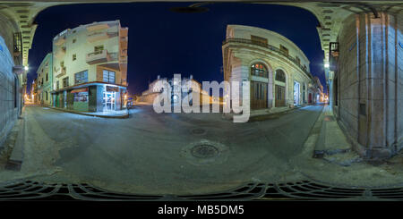 360 Panorama cousus, longue exposition dans la nuit, La Havane, Cuba Banque D'Images
