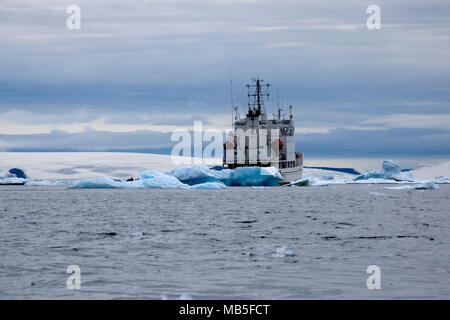 L'Antarctique l'Île du Diable, navire entre la banquise Banque D'Images