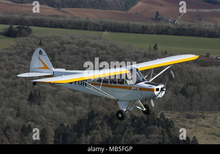 Piper Super Cub sur les Cotswolds près de Broadway Banque D'Images