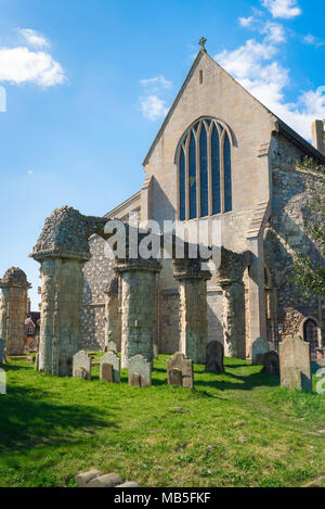 L'Église, vue d'Orford l'est de St Bartholomew's Parish Church à Orford montrant les ruines d'un chœur médiéval abandonné, Suffolk, UK Banque D'Images