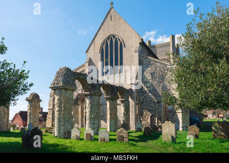 L'Église, vue d'Orford l'est de St Bartholomew's Parish Church à Orford montrant les ruines d'un chœur médiéval abandonné, Suffolk, UK Banque D'Images