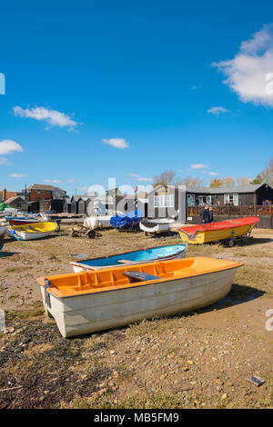 Orford quay Suffolk, voir des bateaux colorés et un magasin de thé sur la plage à Orford quay, East Anglia, Angleterre, Royaume-Uni. Banque D'Images