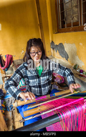 Thimphu, Bhoutan - le 9 avril 2016 : un tissage femmes bhoutanaises chiffon avec machine traditionnelle au village de Thimphu, Bhoutan - tissage tissu bhoutanais mach Banque D'Images