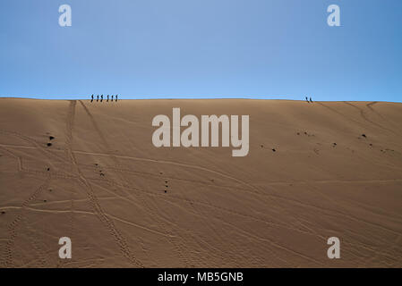 Balades touristiques sur dune crest dans paysage de désert de Namib à Dead Vlei, Namib-Naukluft National Park, Namibie, Afrique Banque D'Images