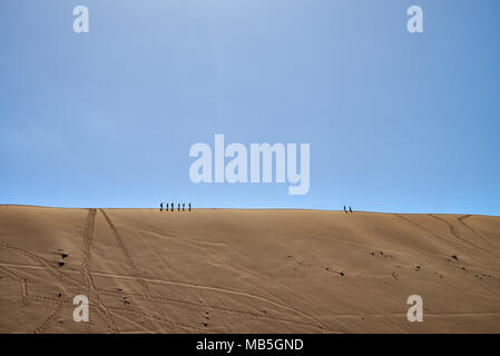 Balades touristiques sur dune crest dans paysage de désert de Namib à Dead Vlei, Namib-Naukluft National Park, Namibie, Afrique Banque D'Images