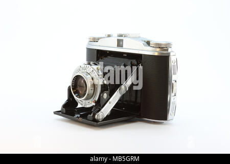 Film Agfa Isolette II appareil photo sur fond blanc Banque D'Images
