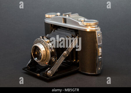 Appareil photo Agfa Isolette II film sur blackbackground Banque D'Images
