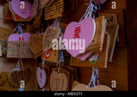 Ema en forme de coeur ce sont de petites plaques en bois les gens d'écrire leurs prières et souhaits et gauche pour accrocher dans les sanctuaires des dieux ou des esprits pour les recevoir Banque D'Images