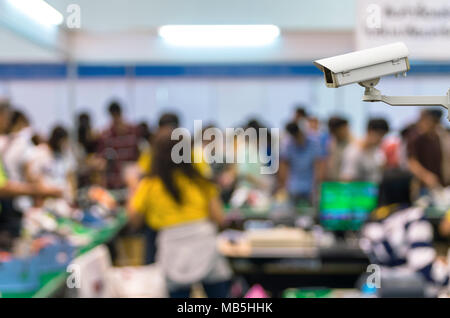 Caméra de sécurité CCTV moniteur sur l'abstrait floue photo de caissier store flou à l'arrière-plan flou Banque D'Images