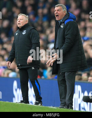 Gestionnaire d'Everton Sam Allardyce (à droite) et sous-Sammy Lee durant la Premier League match à Goodison Park, Liverpool. Banque D'Images