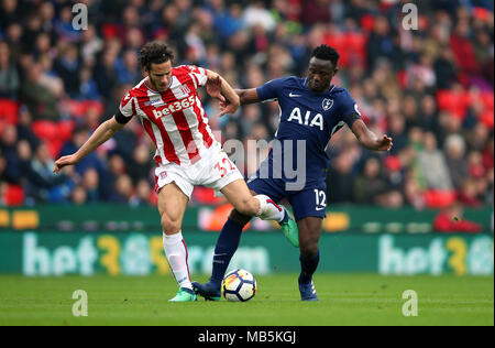 Stoke City's Ramadan Sobhi (à gauche) et Tottenham Hotspur's Victor Wanyama bataille pour la balle durant le premier match de championnat à bet365, le stade de Stoke. Banque D'Images