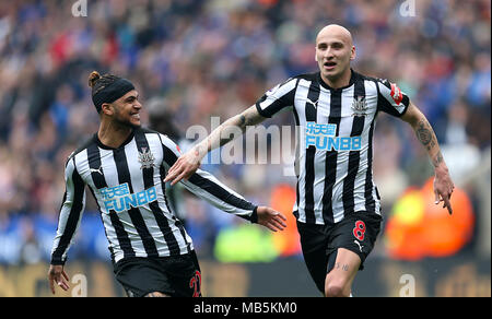 Jonjo Shelvey de Newcastle United (à droite) célèbre marquant son but premier du côté du jeu avec son coéquipier du Newcastle United DeAndre Yedlin au cours de la Premier League match à la King Power Stadium, Leicester. Banque D'Images