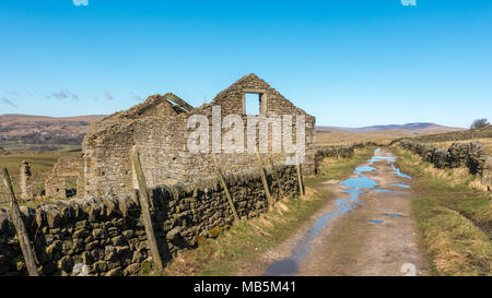 La voie passant une ancienne grange en pierre sur l'Grassington mines de plomb à pied, en tenant dans un circuit de l'landes, vallées du Yorkshire, UK Banque D'Images