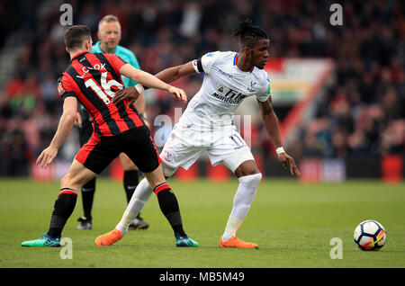 AFC Bournemouth's Lewis Cook (à gauche) et Crystal Palace's Wilfried Zaha (à droite) bataille pour la balle durant le premier match de championnat à la vitalité Stadium, Bournemouth. Banque D'Images