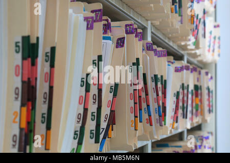 Still Life de dossiers patients dans des dossiers de fichiers sur l'acier des étagères dans un bureau médical Banque D'Images