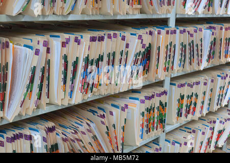 Still Life de dossiers patients dans des dossiers de fichiers sur l'acier des étagères dans un bureau médical Banque D'Images