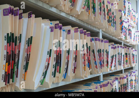 Still Life de dossiers patients dans des dossiers de fichiers sur l'acier des étagères dans un bureau médical Banque D'Images