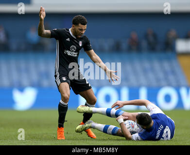 Le Fulham Ryan Fredericks (à gauche) et de Sheffield Wednesday's Atdhe Nuhiu bataille pour le ballon pendant le match de championnat de pari Ciel à Hillsborough, Sheffield. Banque D'Images