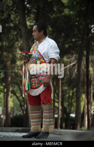 Les Otomi effectuer la danse traditionnelle des Flyers. Un ancien rituel datant de 1 500 ans. La célébration est réalisée dans le parc de Chapult Banque D'Images