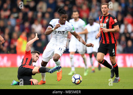 Wilfried Zaha (au centre) du Crystal Palace et Lewis Cook (à gauche) de l'AFC Bournemouth se battent pour le ballon lors du match de la Premier League au stade Vitality, à Bournemouth. APPUYEZ SUR ASSOCIATION photo. Date de la photo: Samedi 7 avril 2018. Voir PA Story FOOTBALL Bournemouth. Le crédit photo devrait se lire comme suit : Adam Davy/PA Wire. RESTRICTIONS : aucune utilisation avec des fichiers audio, vidéo, données, listes de présentoirs, logos de clubs/ligue ou services « en direct » non autorisés. Utilisation en ligne limitée à 75 images, pas d'émulation vidéo. Aucune utilisation dans les Paris, les jeux ou les publications de club/ligue/joueur unique. Banque D'Images