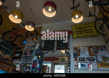 À l'intérieur de l'étape 1, les Cycles cafe cafe dans Firefox Hawes avec tour de Yorkshire encadrés Banque D'Images