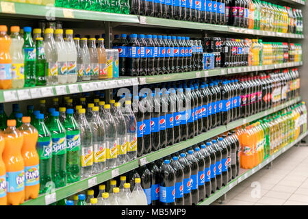 Kiev, Ukraine. Le 1 février 2018. Palettes avec Coca-Cola dans le supermarché. Banque D'Images