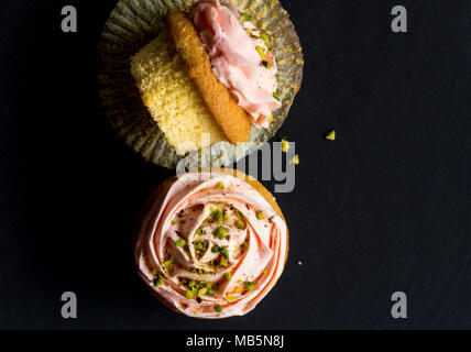 Cup cakes haut voir photo sur fond noir. Banque D'Images