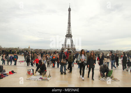 Paris, France - 02 avril 2018. Les touristes sont vu Palais de Chaillot , Trocadéro le 01 avril avec la Tour Eiffel vu sur l'arrière-plan. Vue générale de Paris, France. @ David Mbiyu/Alamy Live News Banque D'Images