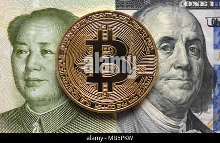 Concept de l'argent. Yuan chinois, Bitcoin et cent dollars. Banque D'Images
