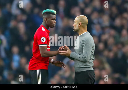 Paul Pogba Manchester United (à gauche) et Manchester City manager Pep Guardiola se serrer la main après le coup de sifflet final de la Premier League match au stade Etihad, Manchester. Banque D'Images