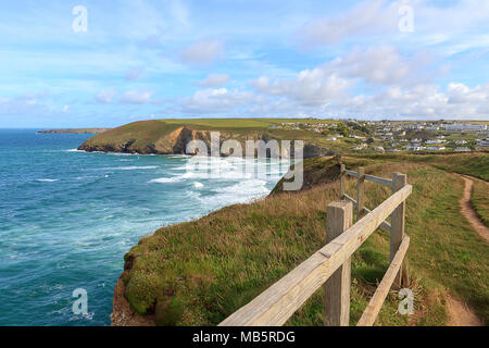 Un paysage de Mawgan Porth depuis le chemin côtier du sud-ouest, Cornouailles du nord le long de la côte atlantique près de Newquay Banque D'Images