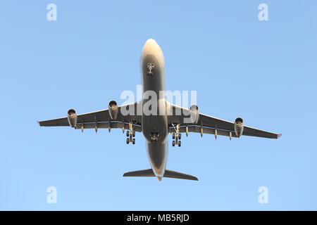 ISTANBUL, TURQUIE - janvier 07, 2018 : Turkish Airlines Airbus A340-313X (CN 331) l'atterrissage à l'aéroport Ataturk d'Istanbul. Ta est le porte-drapeau de la Turquie Banque D'Images