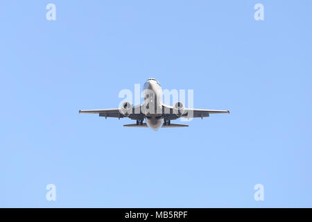 ISTANBUL, TURQUIE - janvier 07, 2018 : Belavia Airlines Boeing 737-5Q8 (CN 27634) débarquement à l'aéroport Ataturk d'Istanbul. La compagnie est la compagnie nationale d'être Banque D'Images