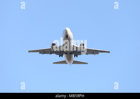 ISTANBUL, TURQUIE - janvier 07, 2018 : Belavia Airlines Boeing 737-5Q8 (CN 27634) débarquement à l'aéroport Ataturk d'Istanbul. La compagnie est la compagnie nationale d'être Banque D'Images