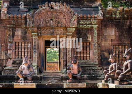 Banteay Srei, aussi appelée la "dame temple', date de 967 de notre ère, et est dédié à Shiva, le dieu Hindou à Siem Reap (Cambodge). Banque D'Images